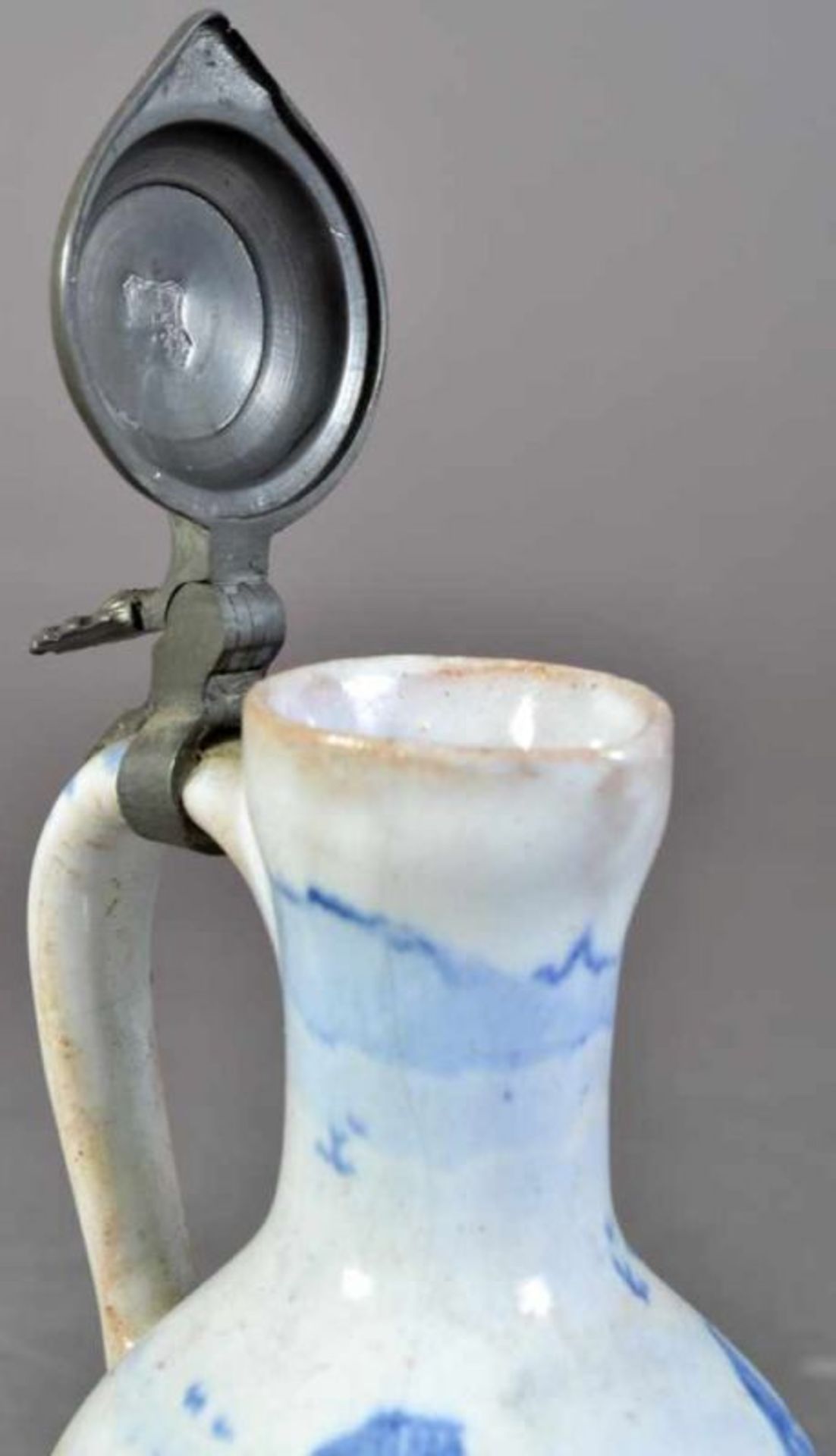 6teiliges Konvolut versch. Fayence-Arbeiten. Bestehend auf Vase (Höhe 22 cm), kleines Deckelkännchen - Image 3 of 16