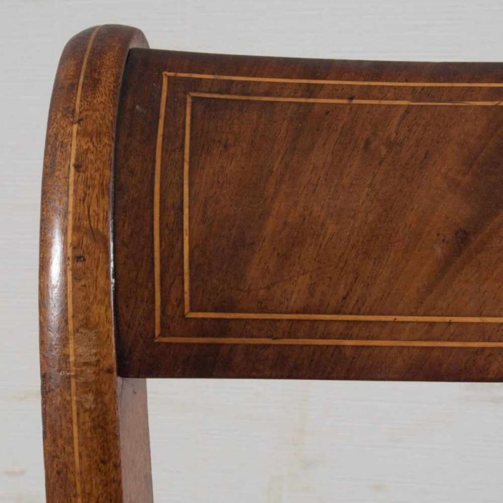 2 Biedermeier-Stühle um 1830/50. Mahagoni. Beide mit zu restaurierenden Brüchen. Lehnenhöhe ca. 86 & - Image 4 of 17