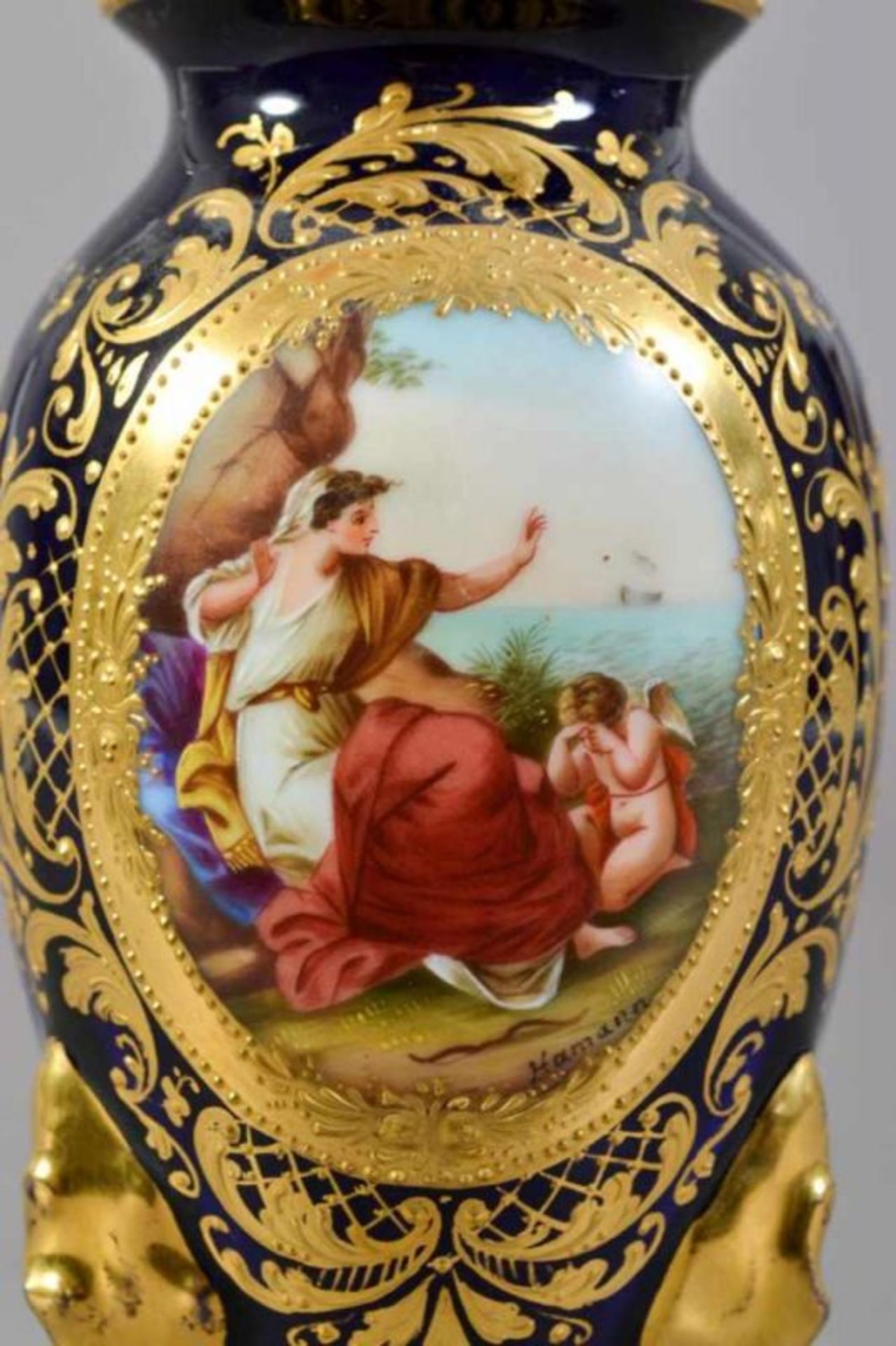 3 Vasen. ROYAL VIENNA, Thüringen um 1900. 1. "Daphne" (Höhe 10,5 cm), 2. "-Amor im Baöl" (Höhe 9,5 - Image 27 of 30