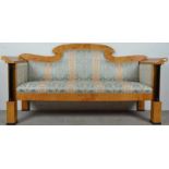 Elegantes Sofa. Biedermeier um 1830/50. Birke massiv und furniert, an den Vorderen Stollenfüssen