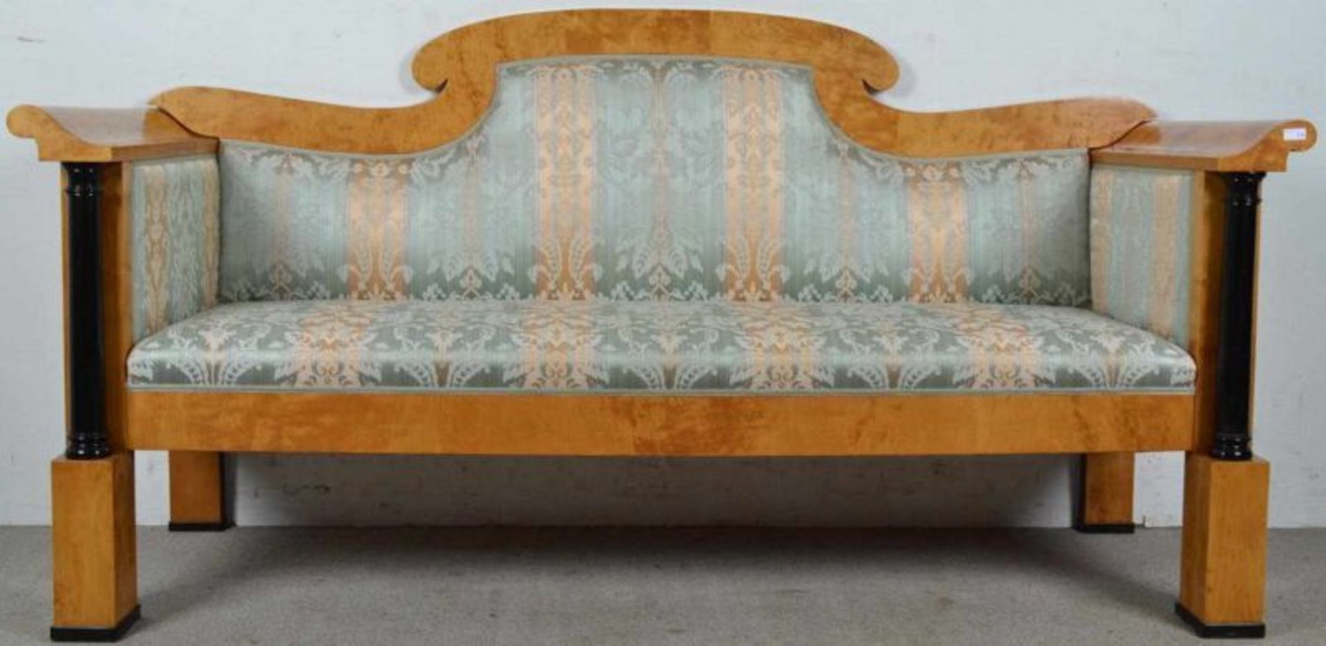 Elegantes Sofa. Biedermeier um 1830/50. Birke massiv und furniert, an den Vorderen Stollenfüssen