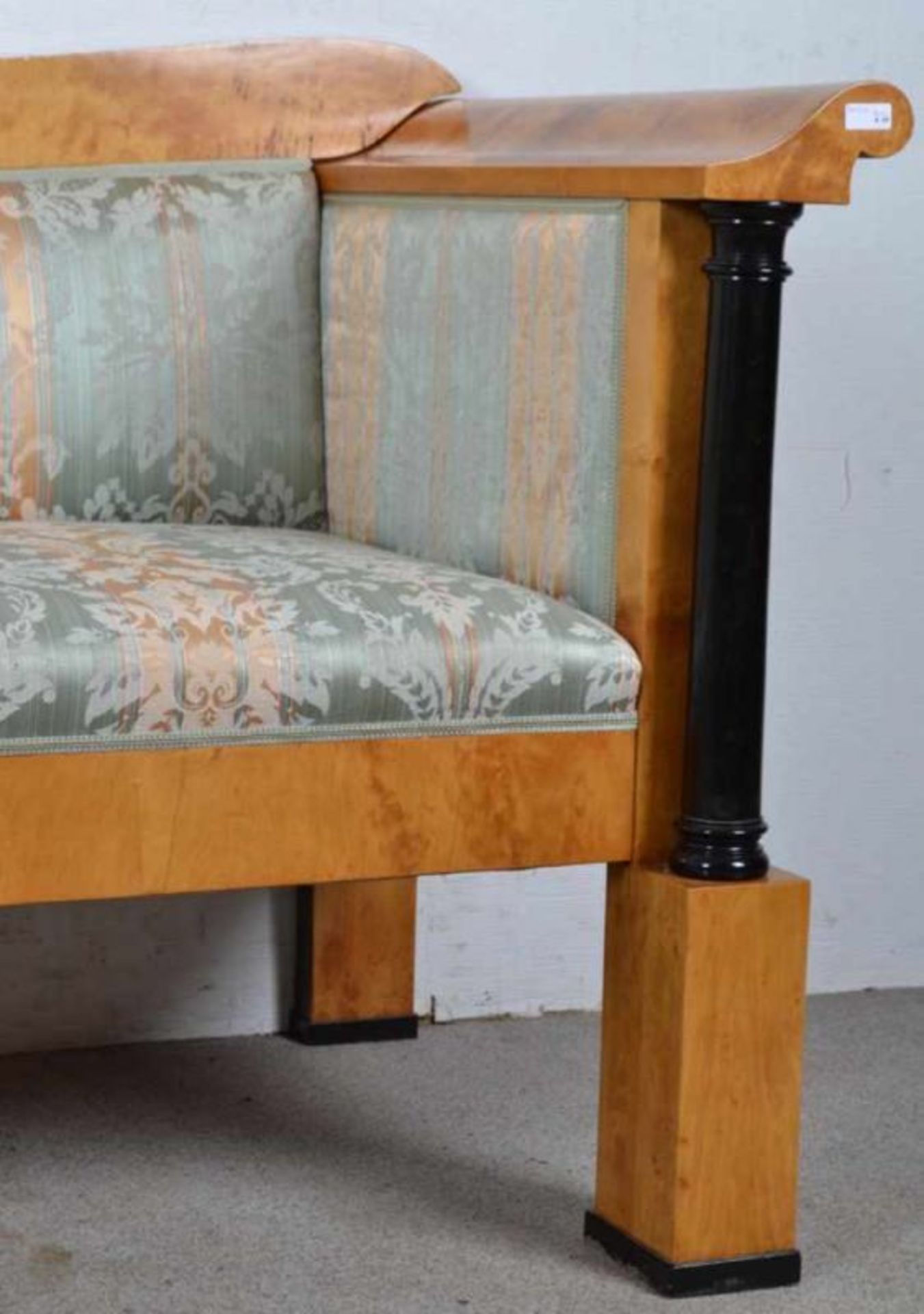 Elegantes Sofa. Biedermeier um 1830/50. Birke massiv und furniert, an den Vorderen Stollenfüssen - Image 11 of 15