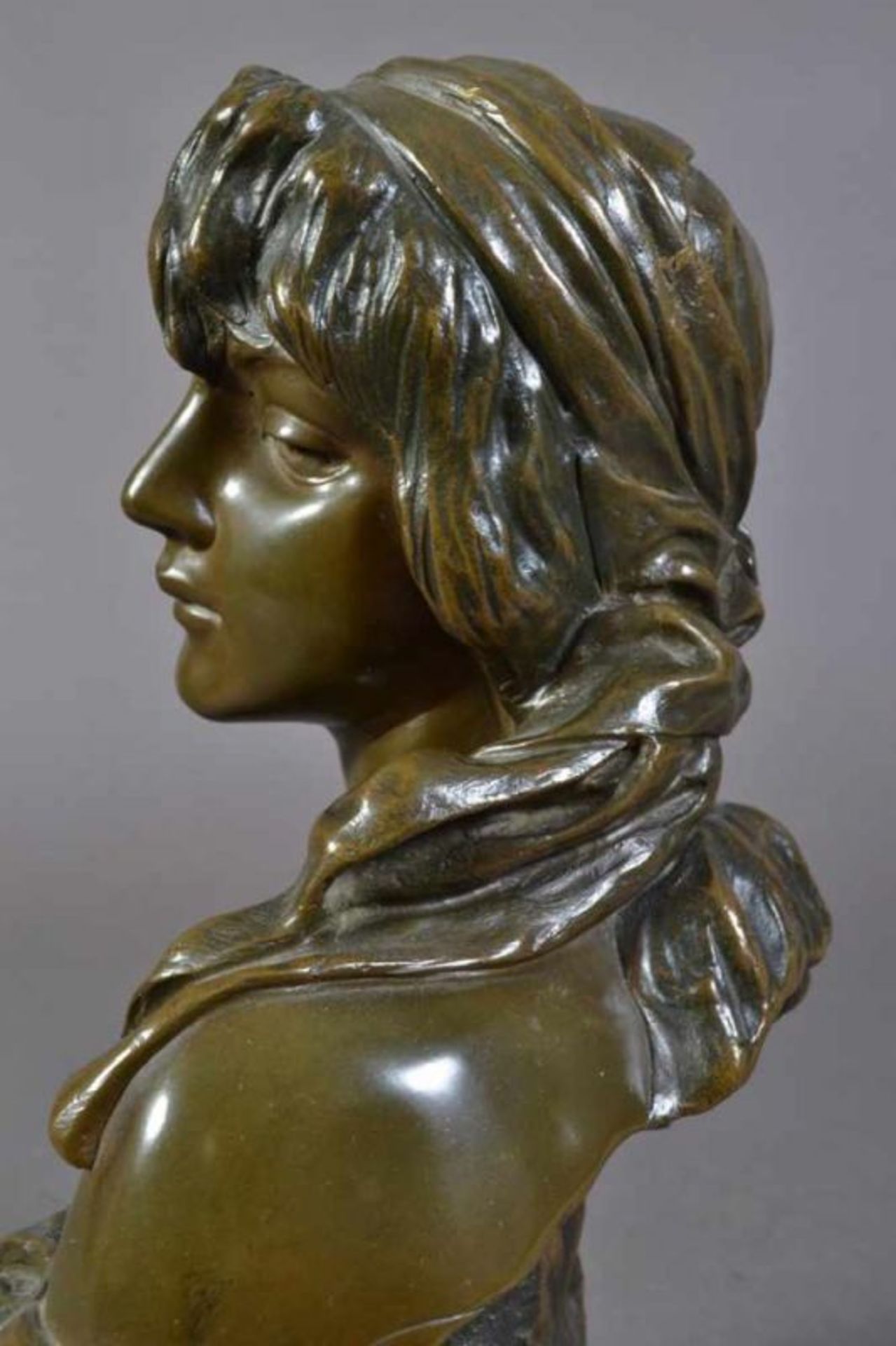 "CENDRILLON" - Aschenputtel. Bronze, dunkelbraun patiniert. Hohl gearbeitete Büste, auf der Schulter - Image 7 of 17