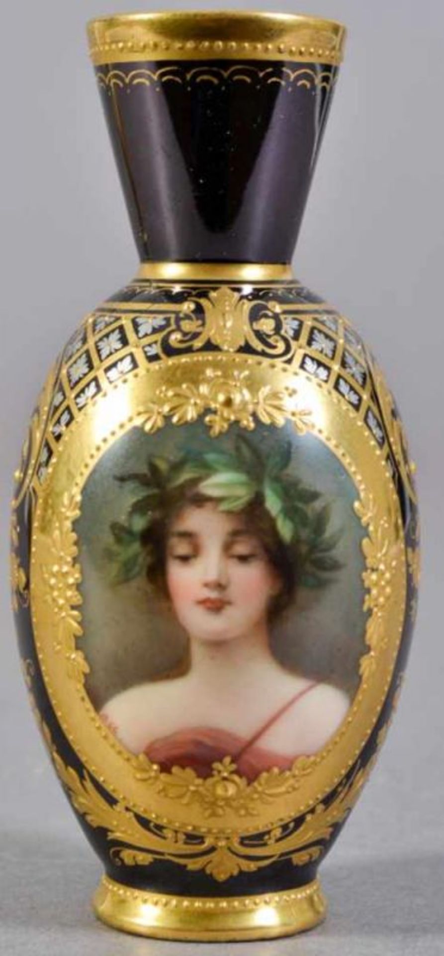 3 Vasen. ROYAL VIENNA, Thüringen um 1900. 1. "Daphne" (Höhe 10,5 cm), 2. "-Amor im Baöl" (Höhe 9,5 - Image 9 of 30