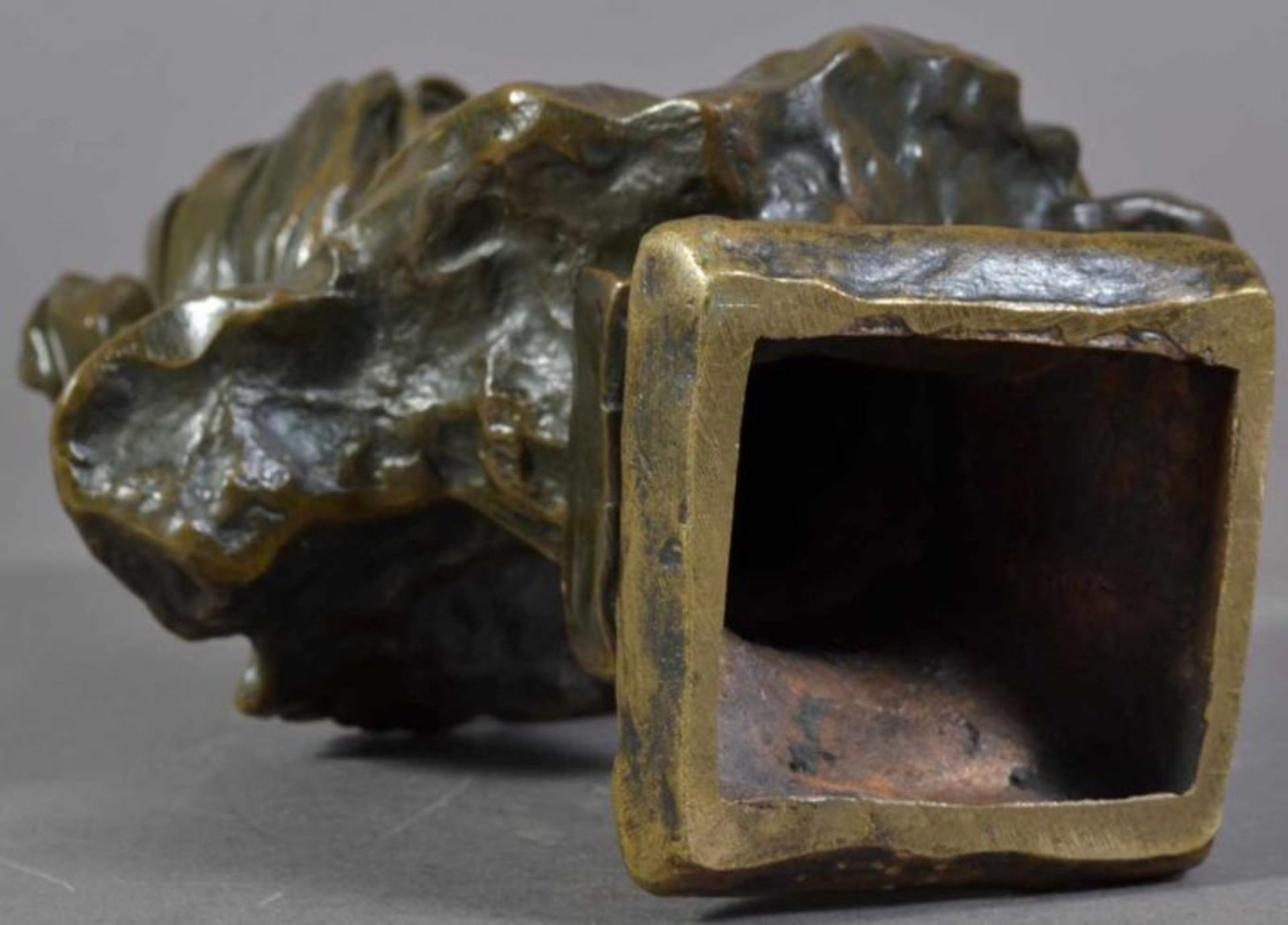 "CENDRILLON" - Aschenputtel. Bronze, dunkelbraun patiniert. Hohl gearbeitete Büste, auf der Schulter - Image 8 of 17