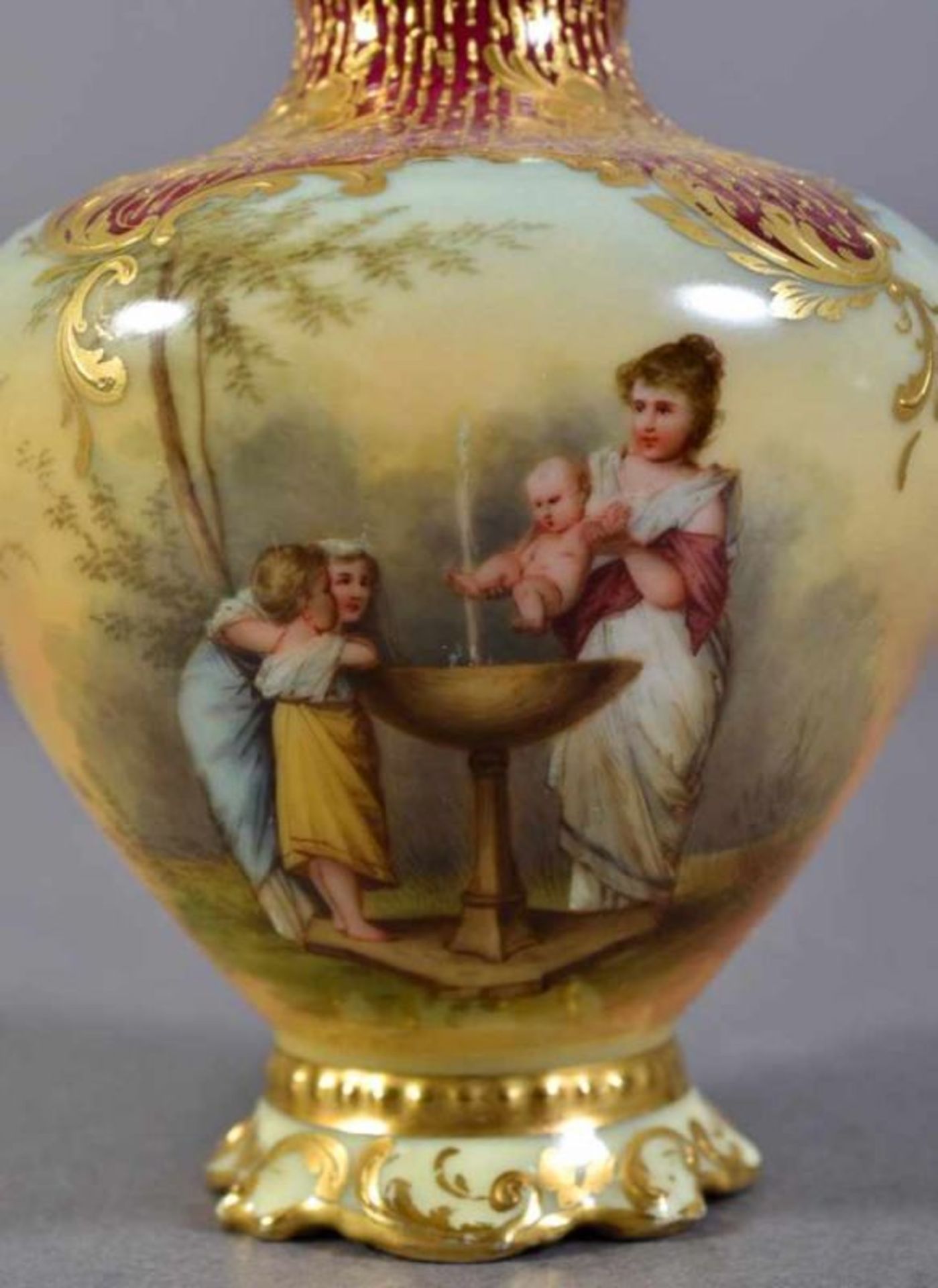 3 Vasen. ROYAL VIENNA, Thüringen um 1900. 1. "Daphne" (Höhe 10,5 cm), 2. "-Amor im Baöl" (Höhe 9,5 - Image 13 of 30