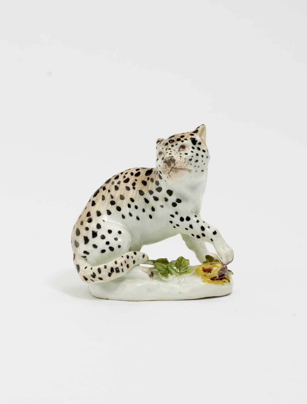 KLEINER LEOPARD Meissen, Mitte 18. Jh. Porzellan. Farbstaffage. Auf mit Blättchen belegter Plinthe