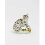 KLEINER LEOPARD Meissen, Mitte 18. Jh. Porzellan. Farbstaffage. Auf mit Blättchen belegter Plinthe