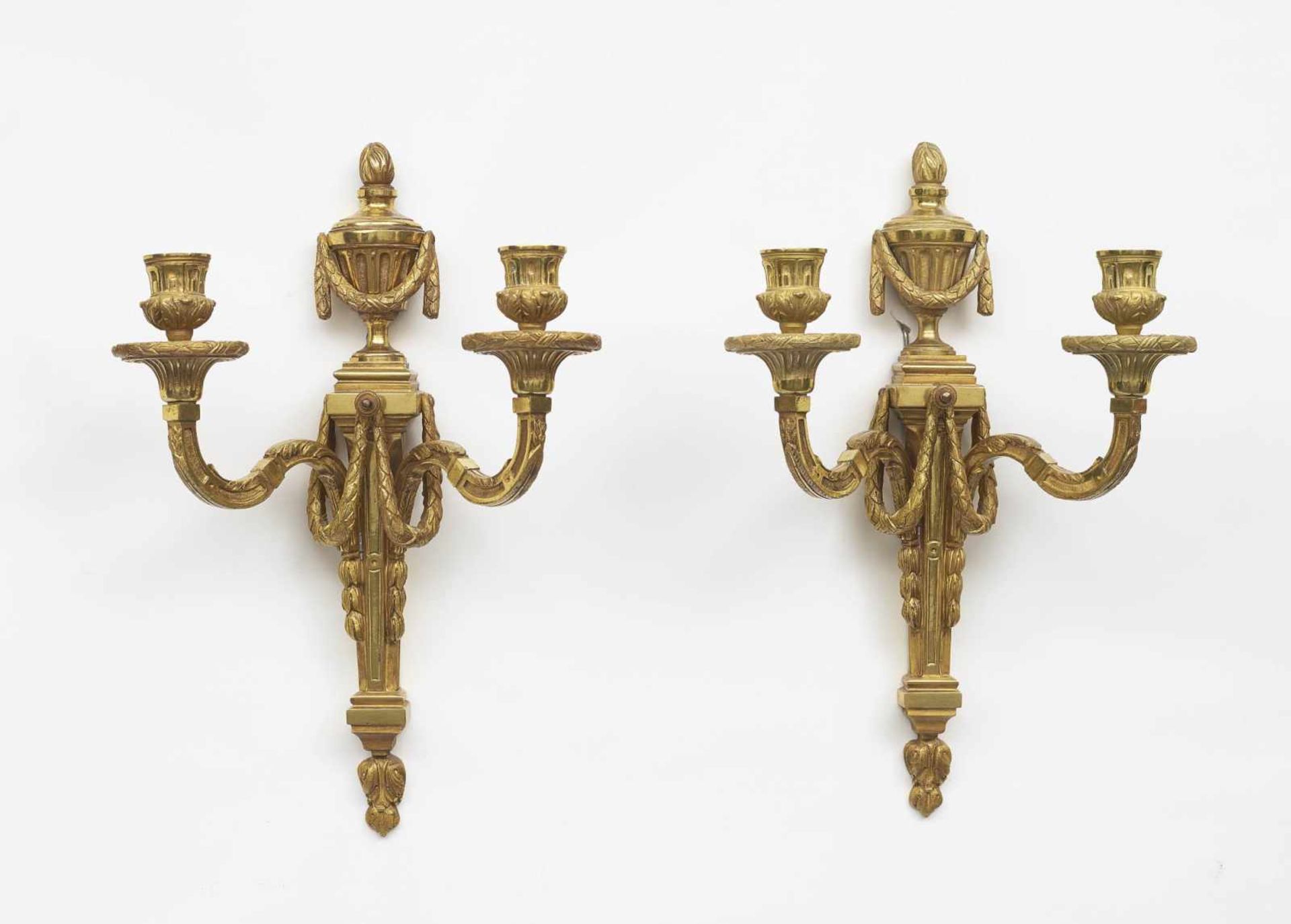 EIN PAAR APPLIKEN, ZWEIFLAMMIG Louis-XVI-Stil Bronze, gold gefasst. Zwei Rankenarme an sich nach