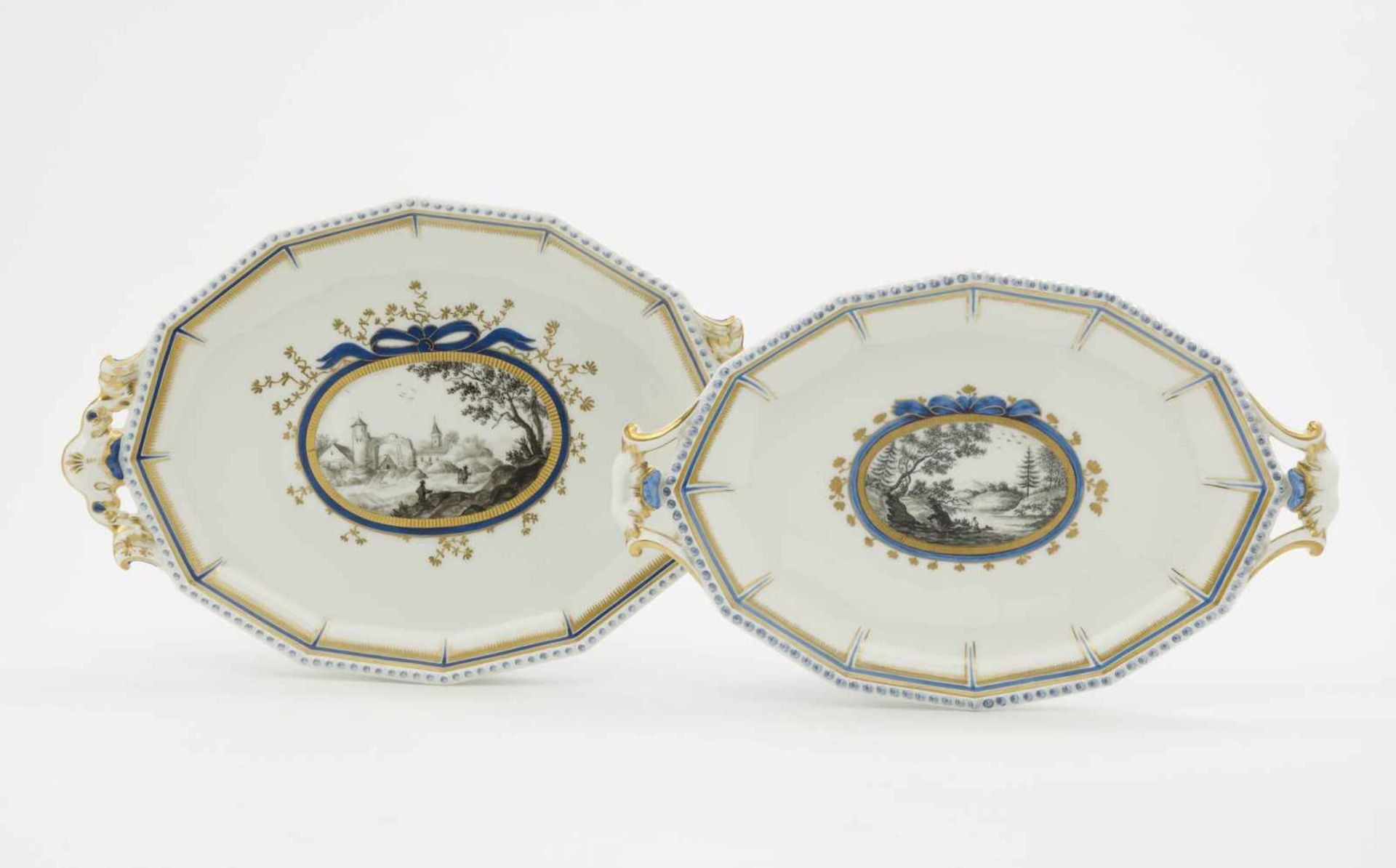 ZWEI KUCHENTELLER Nymphenburg Porzellan. Blau und gold staffiert. Oval mit zwei Griffen. Form "