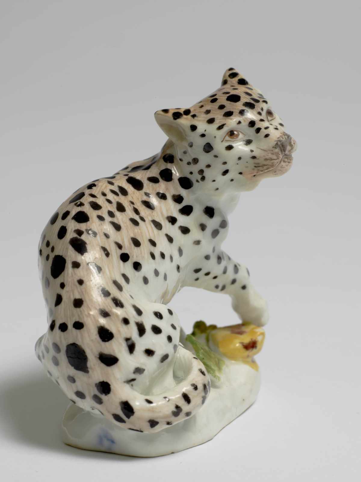 KLEINER LEOPARD Meissen, Mitte 18. Jh. Porzellan. Farbstaffage. Auf mit Blättchen belegter Plinthe - Image 3 of 3