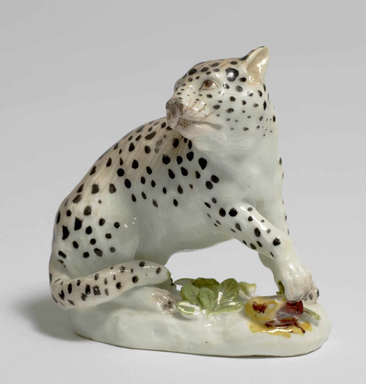 KLEINER LEOPARD Meissen, Mitte 18. Jh. Porzellan. Farbstaffage. Auf mit Blättchen belegter Plinthe - Image 2 of 3