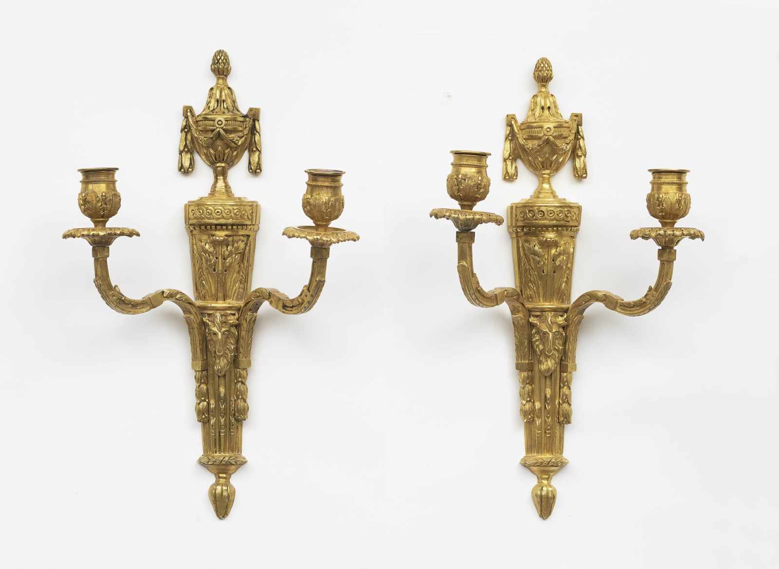 EIN PAAR APPLIKEN, ZWEIFLAMMIG Louis-XVI-Stil Bronze, gold gefasst. Zwei Rankenarme an