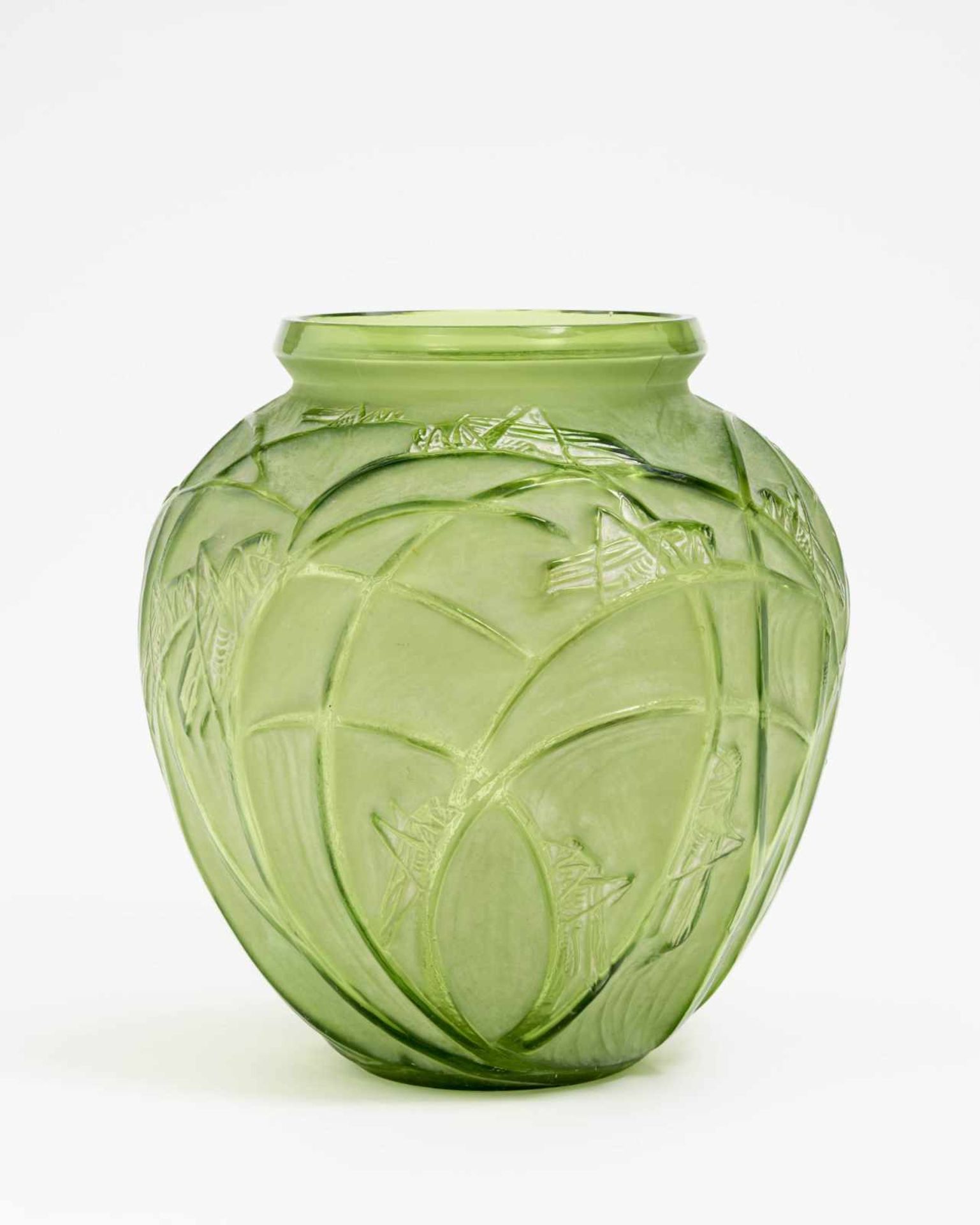 VASE "SAUTERELLES" René Lalique, Wingen-sur-Moder, um 1920 Farbloses modelgeblasenes Glas, grün