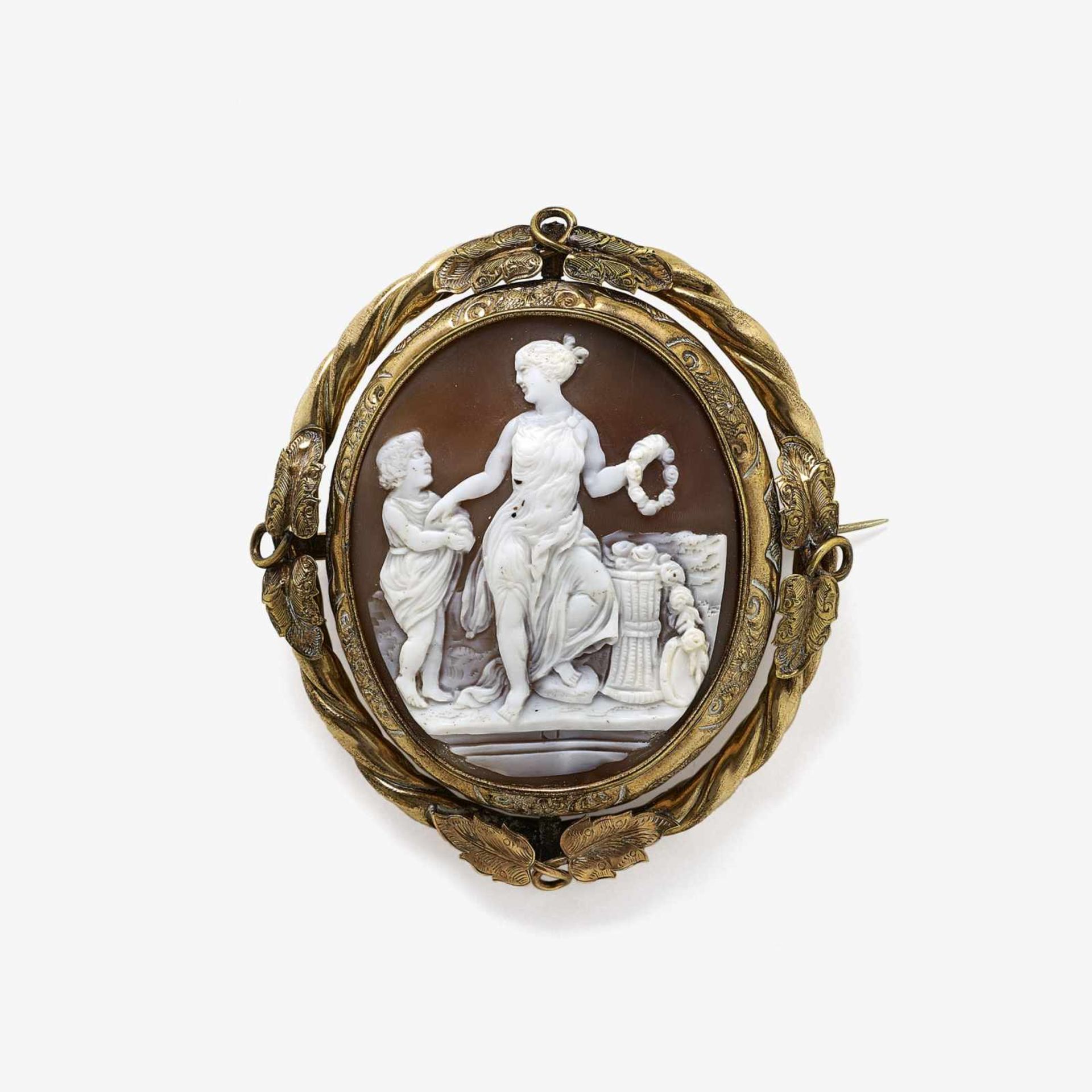 BROSCHE MIT MUSCHELKAMEE Neapel und England, um 1840-1850 Pinchbeck. Muschelkamee. Ca. 7,1 x 6 cm.