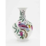 VASE Nymphenburg, Entwurf Robert Raab, Ausführung Anna Schürer-Renz, ab 1953 Porzellan. Bunte