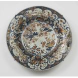 GROSSE PLATTE Japan, um 1700 Porzellan. Unterglasurblauer floraler Imari-Dekor mit Eisenrot und