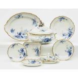 SERVICE, 46 TEILE Meissen Porzellan. Goldstaffage. Form "Neuer Ausschnitt". Blauer Blumendekor mit