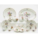 89 TEILE SERVICE Meissen Porzellan. Farb- und Goldstaffage. Bunter Blumendekor. Verschiedene blaue