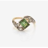 RING MIT PERIDOT UND DIAMANTEN Deutschland, um 1900-1910 Gelbgold 750/-, getestet und Platin,