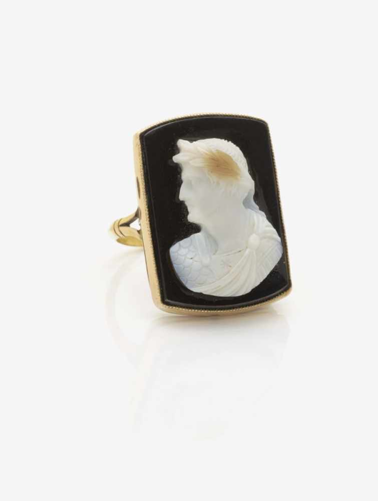 ONYX-KAMEERING MIT EINEM HERREN-PROFILPORTRÄT England, um 1890 Roségold 18 CT, gestempelt, (