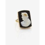 ONYX-KAMEERING MIT EINEM HERREN-PROFILPORTRÄT England, um 1890 Roségold 18 CT, gestempelt, (