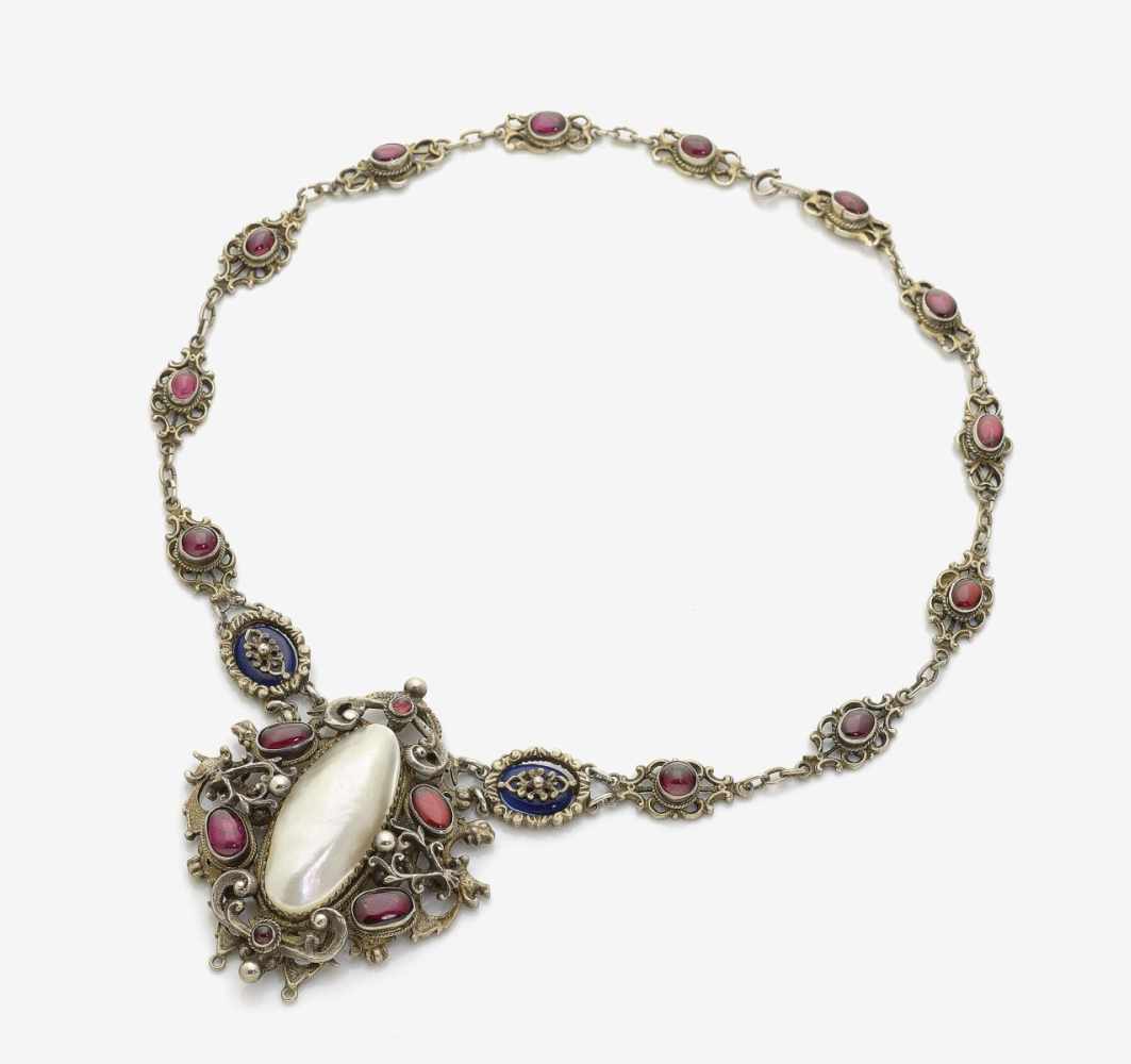 HISTORISCHES COLLIER VERZIERT MIT ALMANDINEN UND PERLMUTT Österreich-Ungarn, Historismus, um 1880