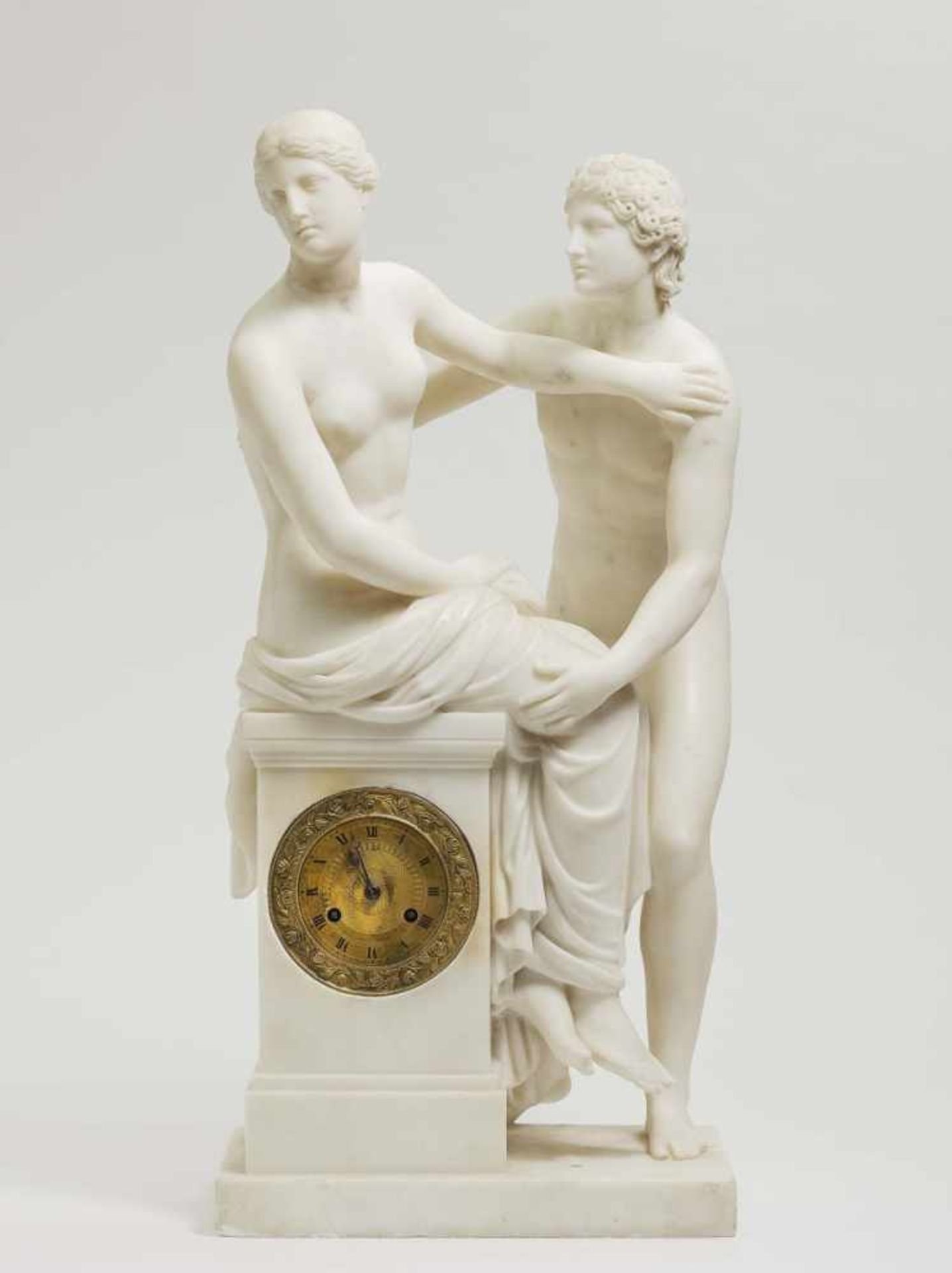 KAMINUHR "AMOR UND PSYCHE" 19. Jh. Marmor. In den Sockel eingelassenes Uhrwerk mit vergoldetem,