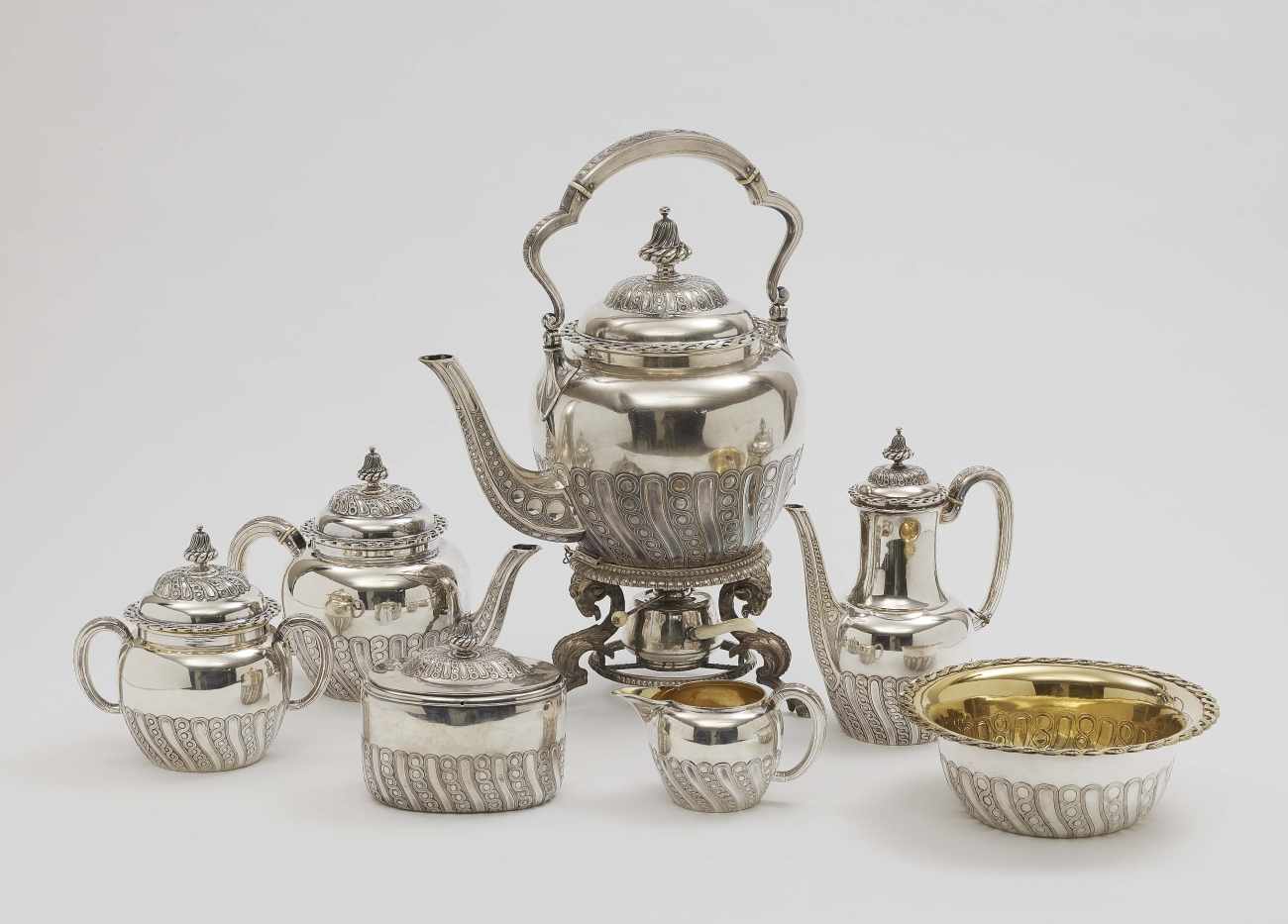 KAFFEE-/TEESERVICE, SIEBEN TEILE Paris, um 1900, Odiot Silber, tlw. innen vergoldet. Wandung, Henkel