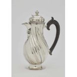 KAFFEEKANNE Augsburg, 1753 - 1755, Johann Georg Kloss(e) Silber. Birnform auf Standring,