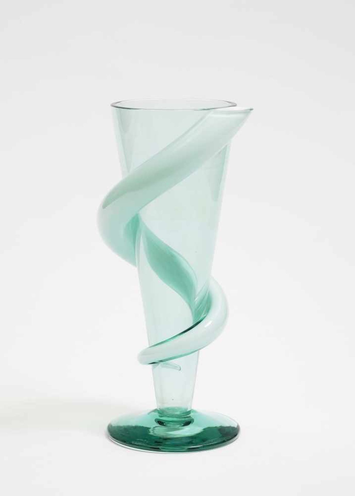 VASE Fa. Rosenthal, Selb Glas, grün getönt. Kelchförmig. Mit aufgelegter röhrenförmiger Spirale.