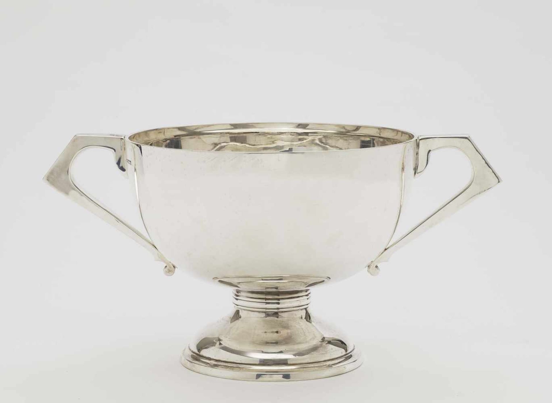 FUßSCHALE Sheffield, 1920 Silber. Profilierter abgesetzter Fuß. Bauchige Schale mit kantigen