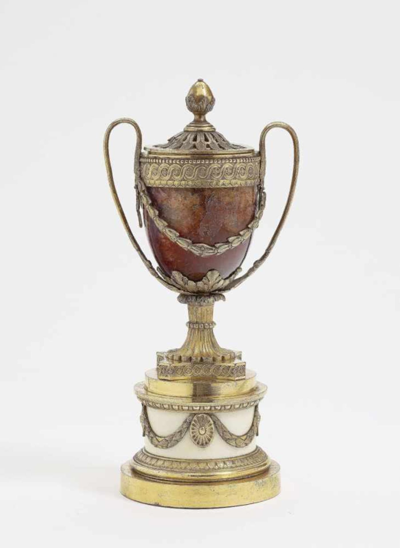 BRÛLE PARFUM Frankreich, Louis-XVI-Stil, 19. Jh. Bronze, vergoldet, Marmor, Halbedelstein. In Form