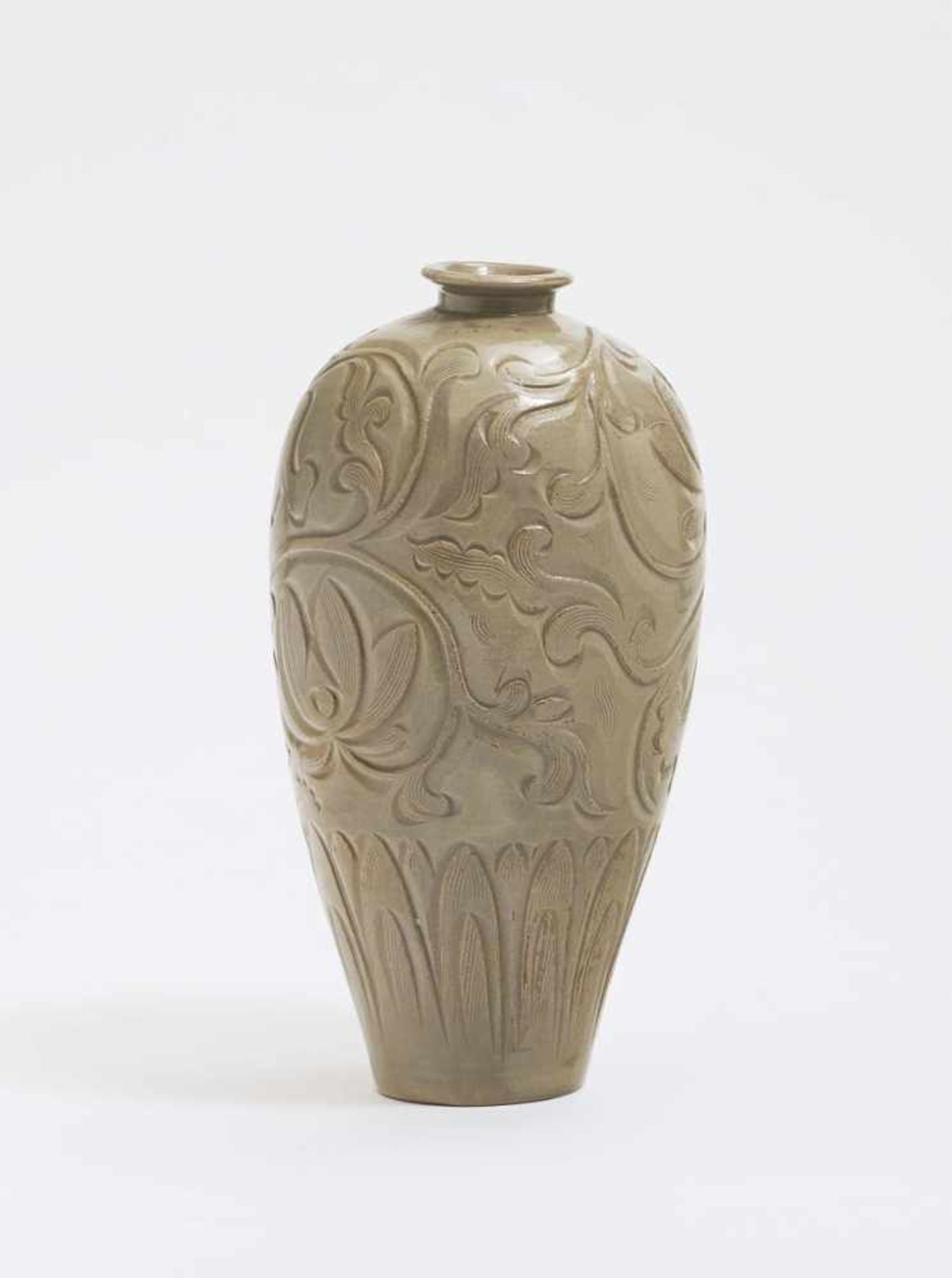 VASE China, Ming (?) Keramik. Balusterform mit enger Mündung seladonfarben glasiert. Gravierter