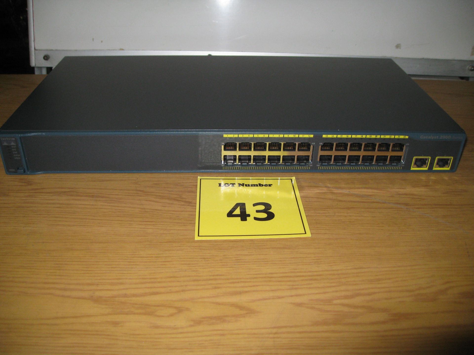 CISCO CATALYST 24 PORT NETWORK SWITCH. MODEL WS-C2960-24TT-L V06