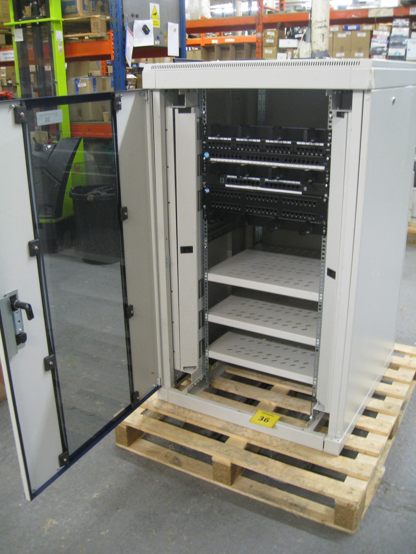 COMMS CABINET. 127CM TALL, 78CM WIDE & 82CM DEEP. WITH 3 SHELVES, 4 X PATCH PANELS AND FAN PANE;L ON - Bild 2 aus 3