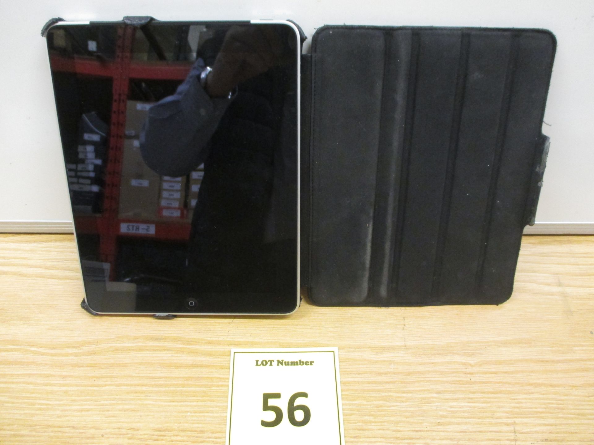 APPLE IPAD 64GB A1337 (BACK COVER SLIGHTLY DENTED - SEE PHOTOS) WITH CASE - Image 6 of 6