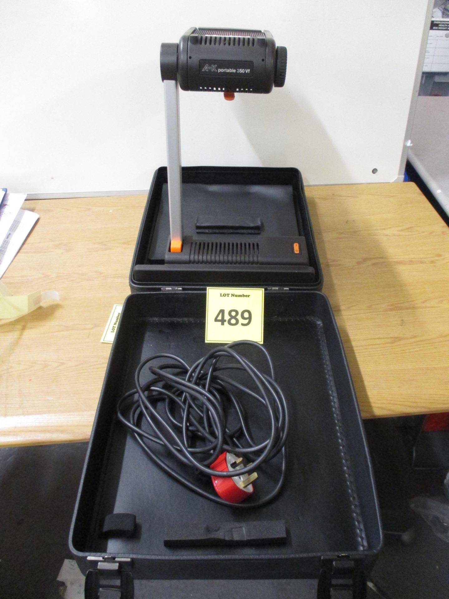 A+K PORTABLE 350VF OVERHEAD PROJECTOR IN QUALITY FITTED CASE - Image 3 of 5