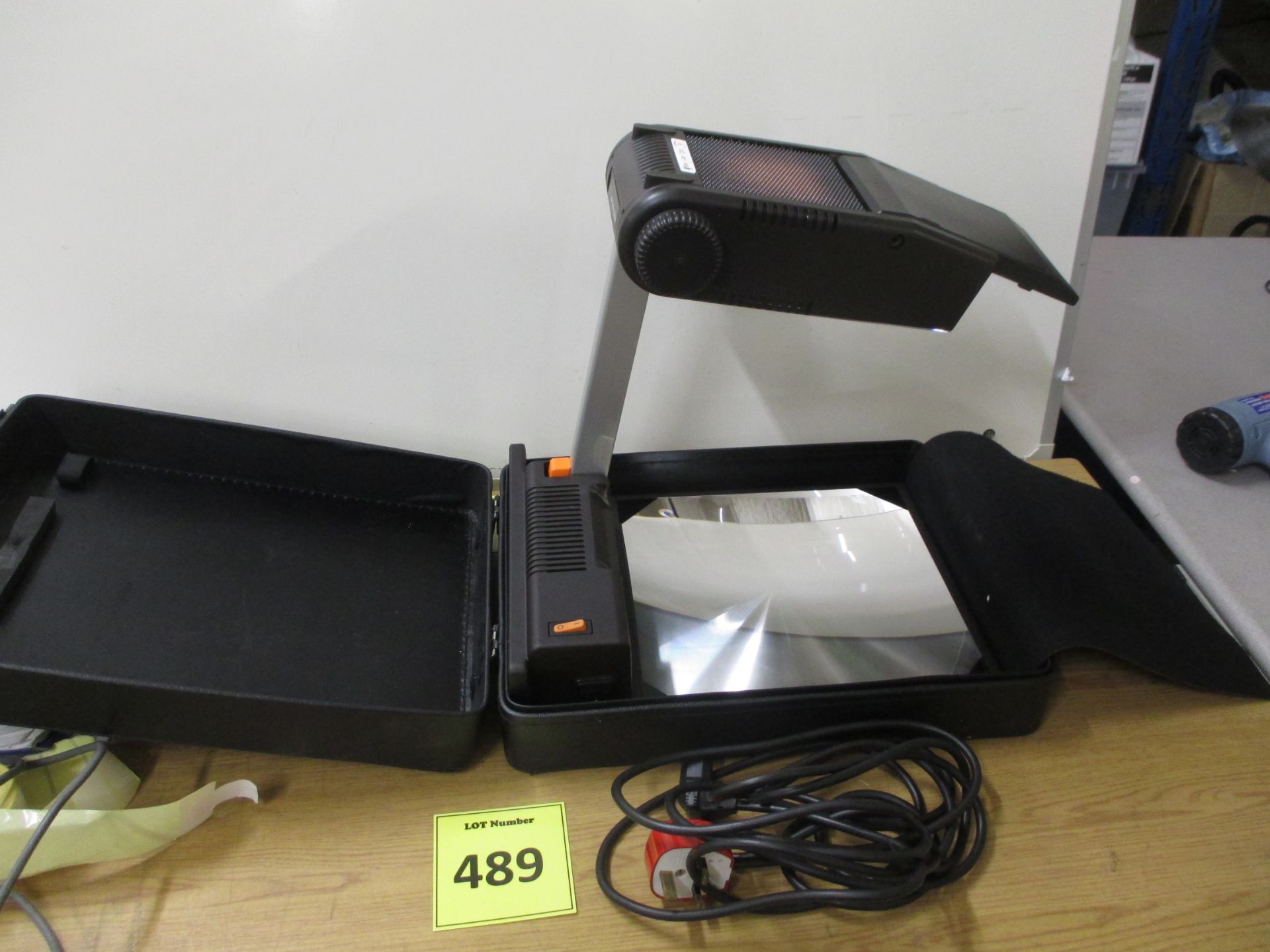 A+K PORTABLE 350VF OVERHEAD PROJECTOR IN QUALITY FITTED CASE - Image 2 of 5