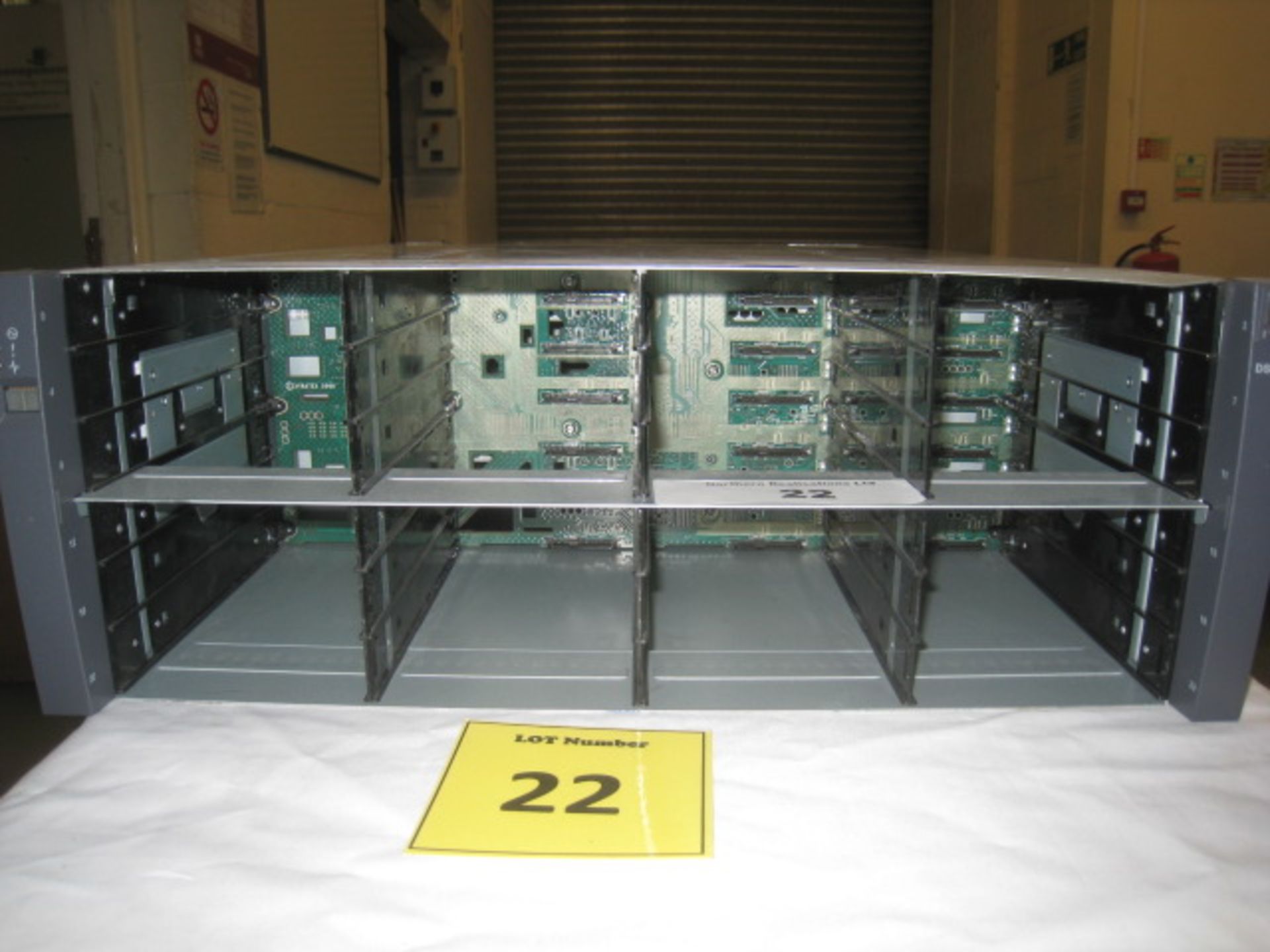 1 X NetApp NAJ-0801 24 Bay Hard Drive Storage Array with 2 x IOM3 Modules & 4 x Power Supplies. NO