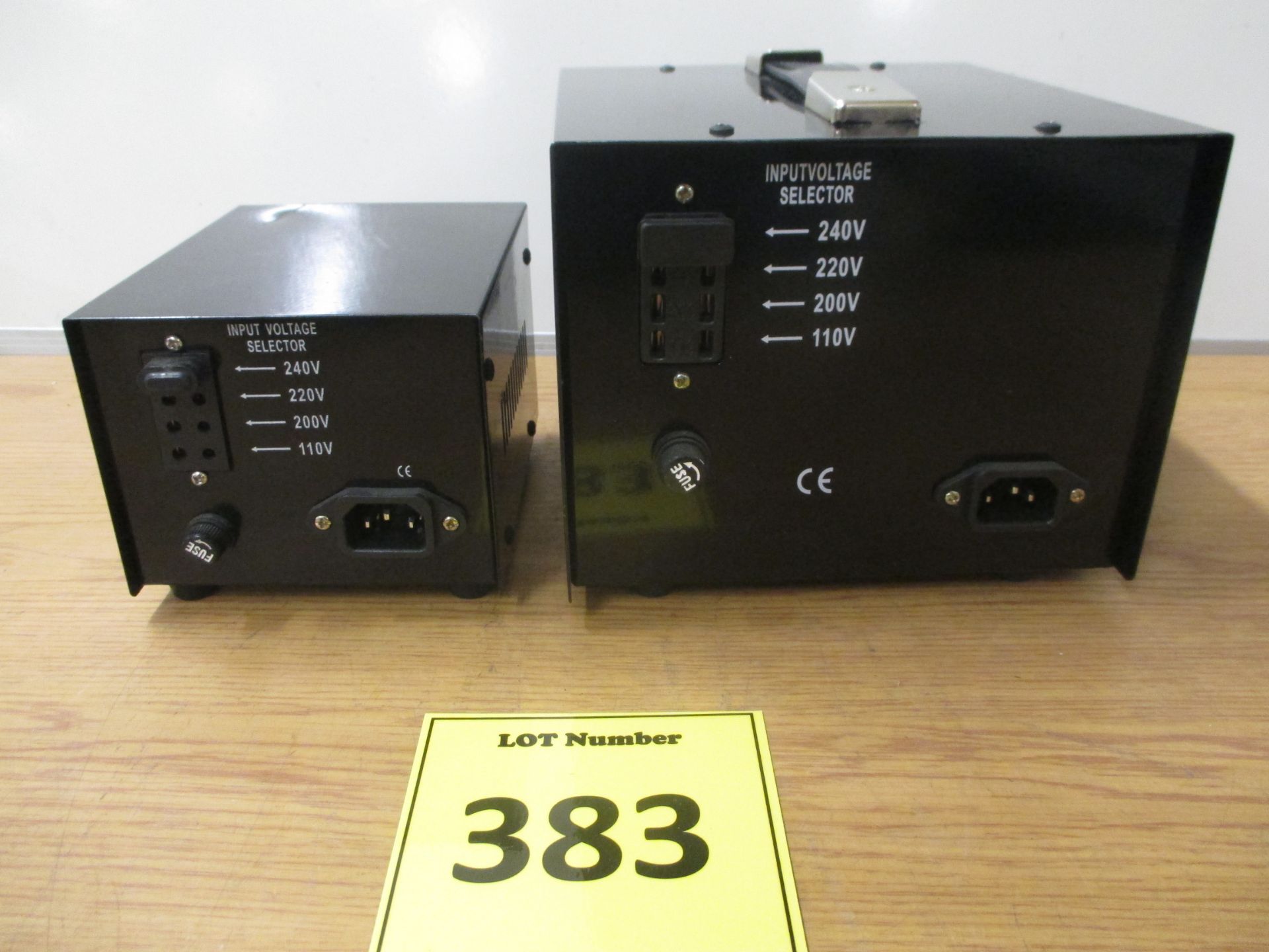 2 X GOLDSOURCE STEP UP AND DOWN TRANSFORMERS. 1 X MODEL ST-500 OUTPUT 110 TO 220 VOLTS. & 1 X - Image 2 of 2