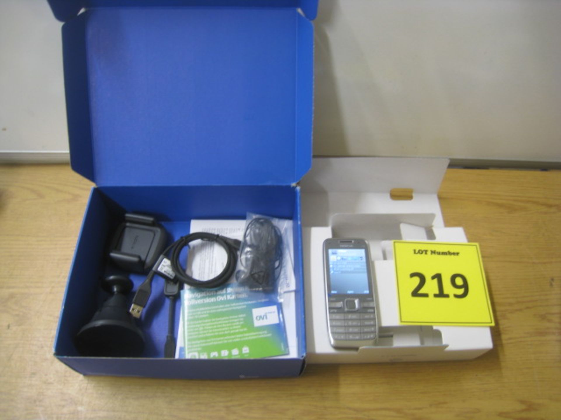 NOKIA E52 SMARTPHONE. WITH INSTRUCTIONS & CARMOUNT, IN BOX - Image 2 of 2