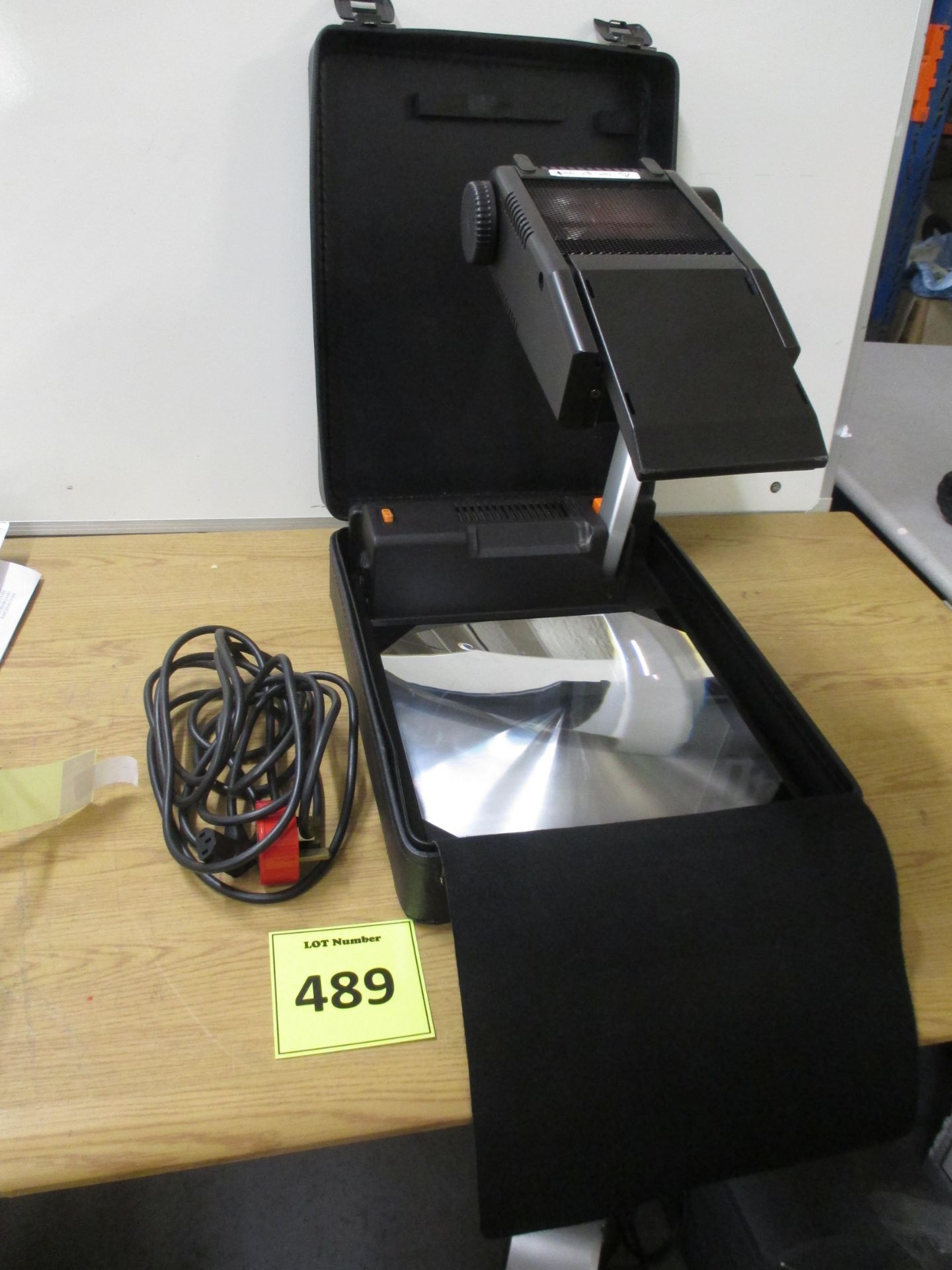 A+K PORTABLE 350VF OVERHEAD PROJECTOR IN QUALITY FITTED CASE