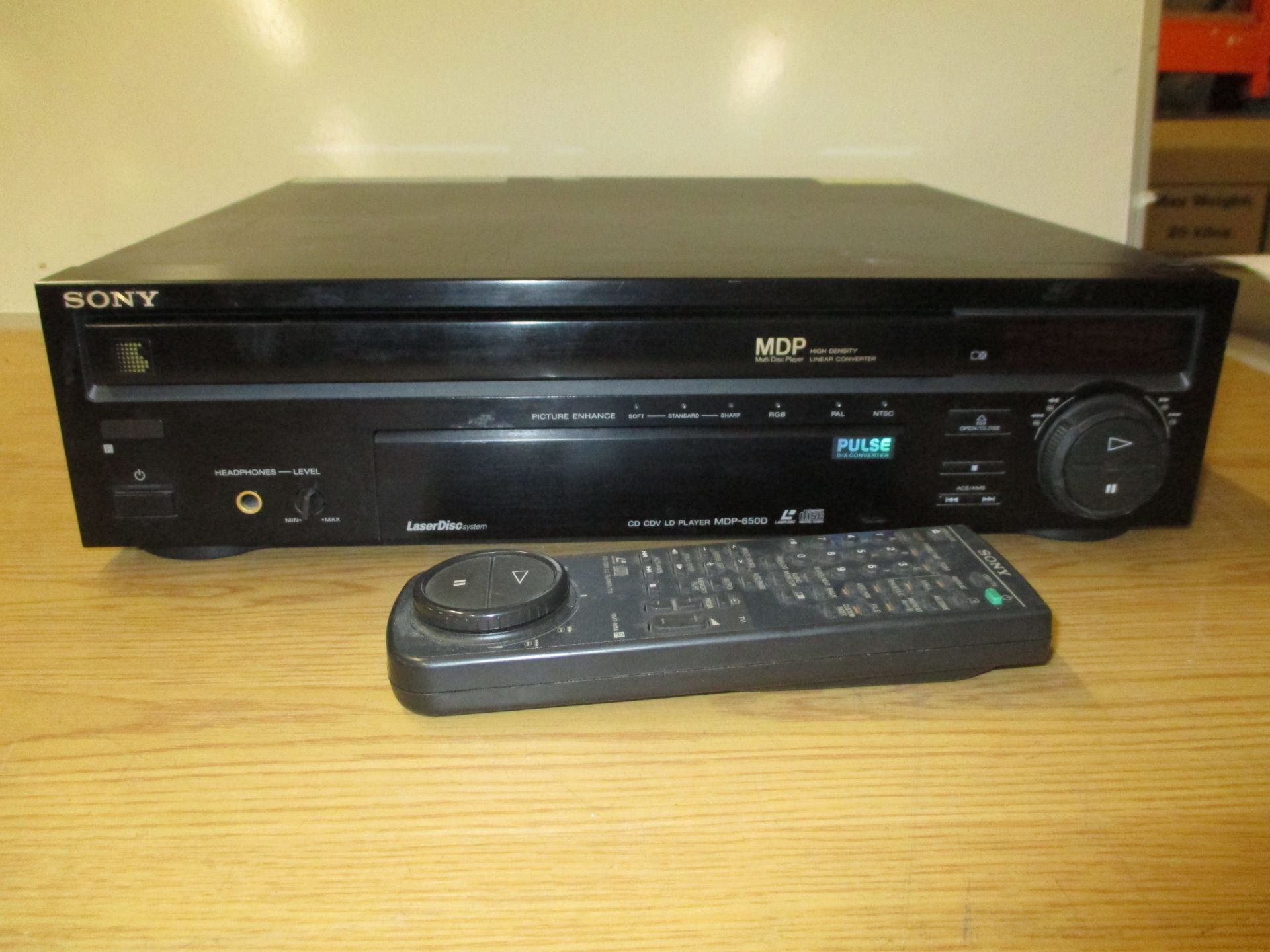 SONY LASER DISC SYSTEM CD/CDV/LD PLAYER MODEL MDP-650D. WITH REMOTE CONTROL.