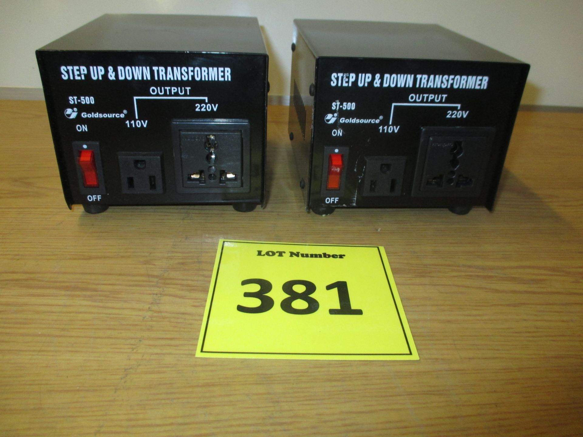 2 X GOLDSOURCE ST-500 STEP UP AND DOWN TRANSFORMERS. OUTPUT 110 TO 220 VOLTS