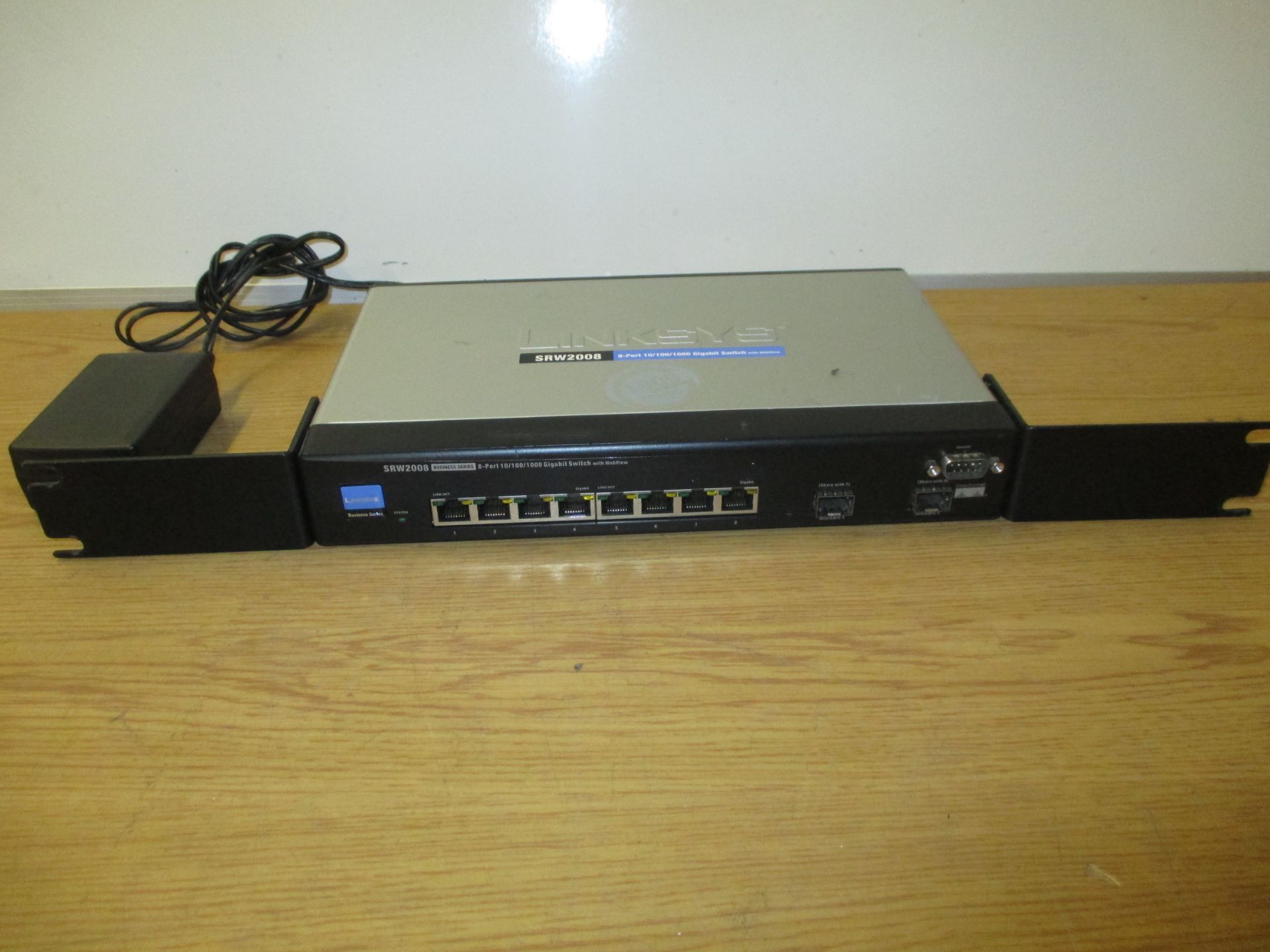 LINKSYS (CISCO) SRW2008 BUSINESS SERIES 8 PORT 10/100/1000 GIGABIT SWITCH WITH WEBVIEW. RACK