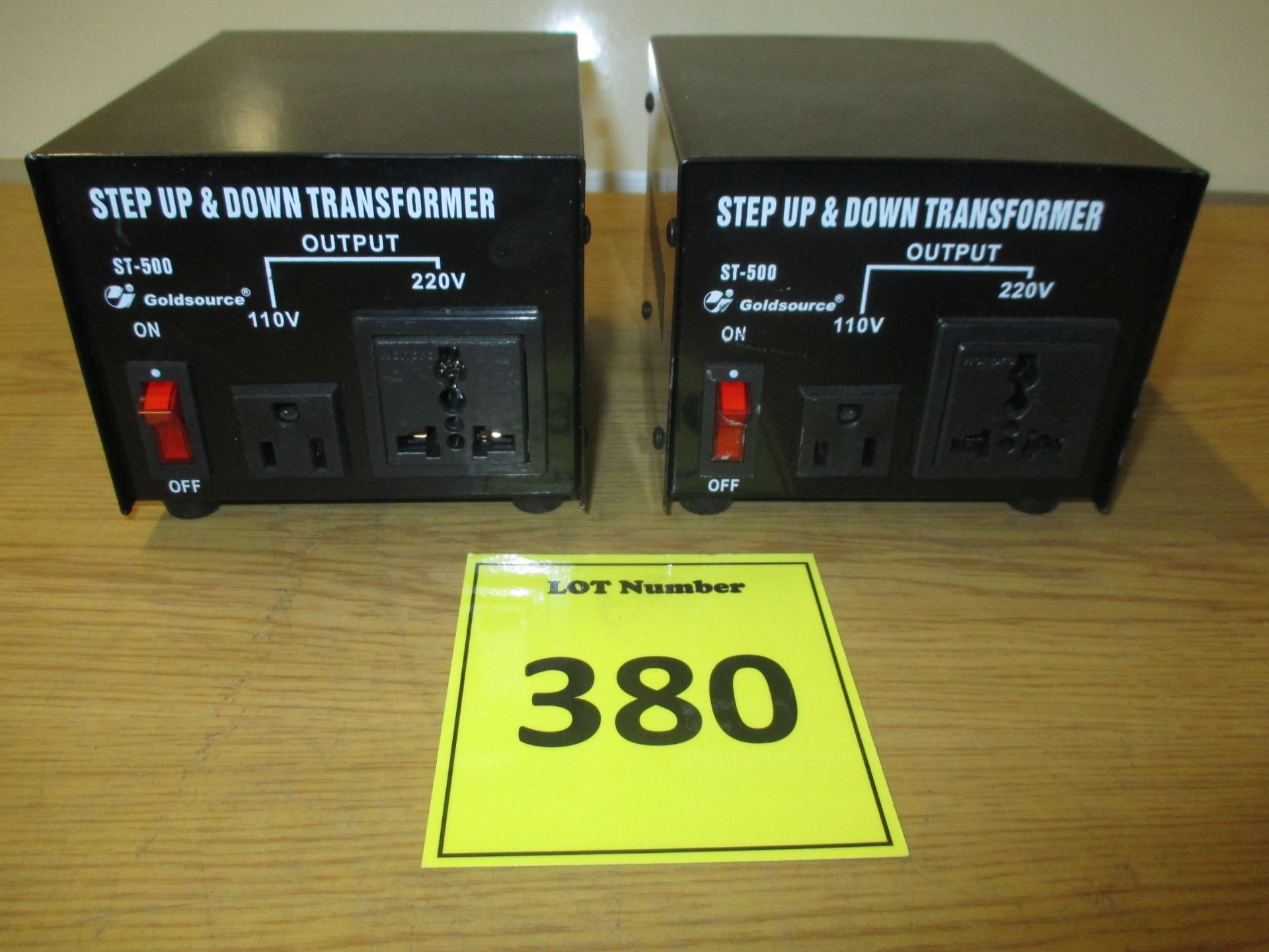 2 X GOLDSOURCE ST-500 STEP UP AND DOWN TRANSFORMERS. OUTPUT 110 TO 220 VOLTS