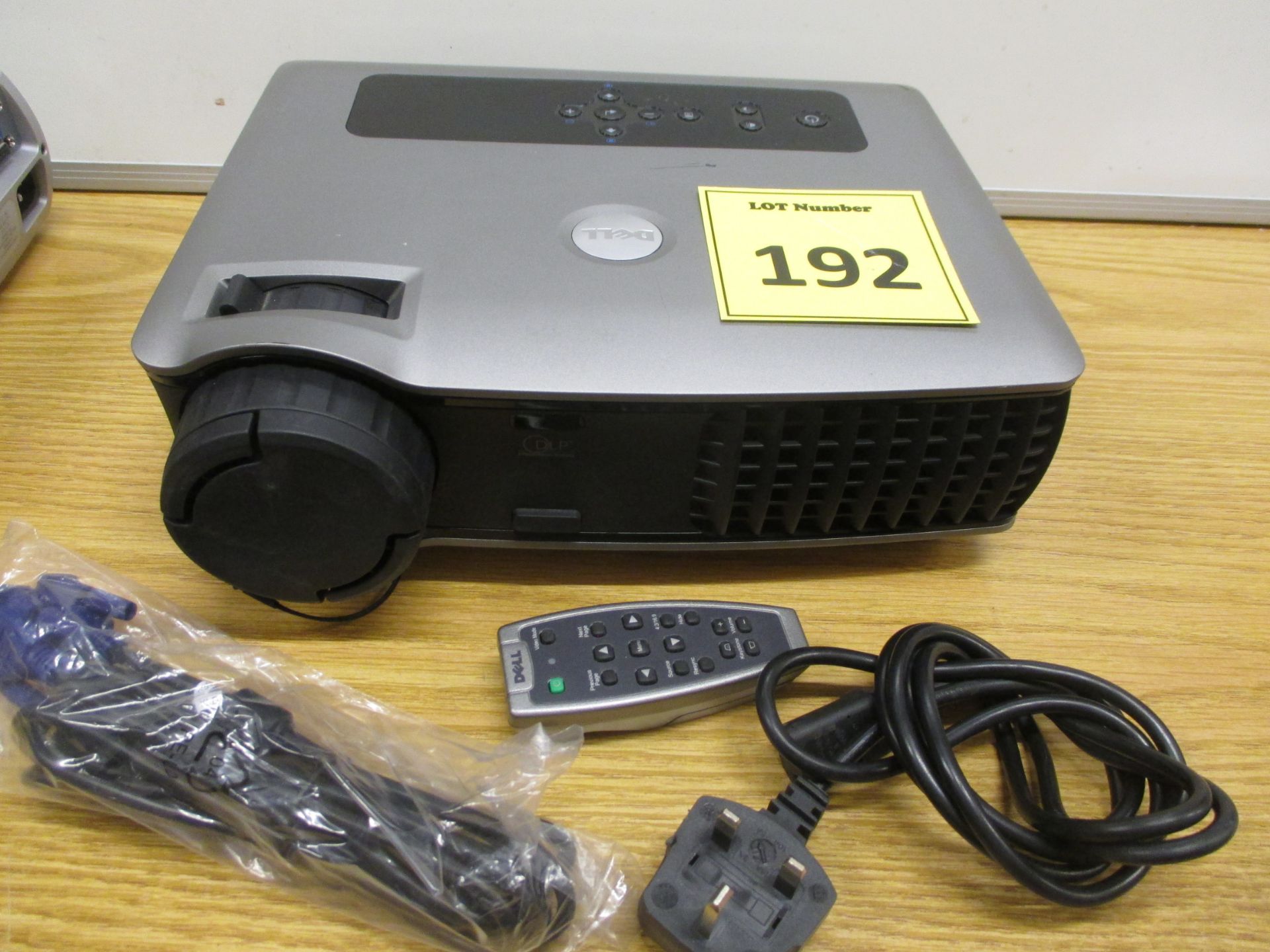 Dell 5100MP PROJECTOR SHOWING 1213 LAMP HOURS. WITH HDMI, CARRYCASE, REMOTE CONTROL, VGA & POWER