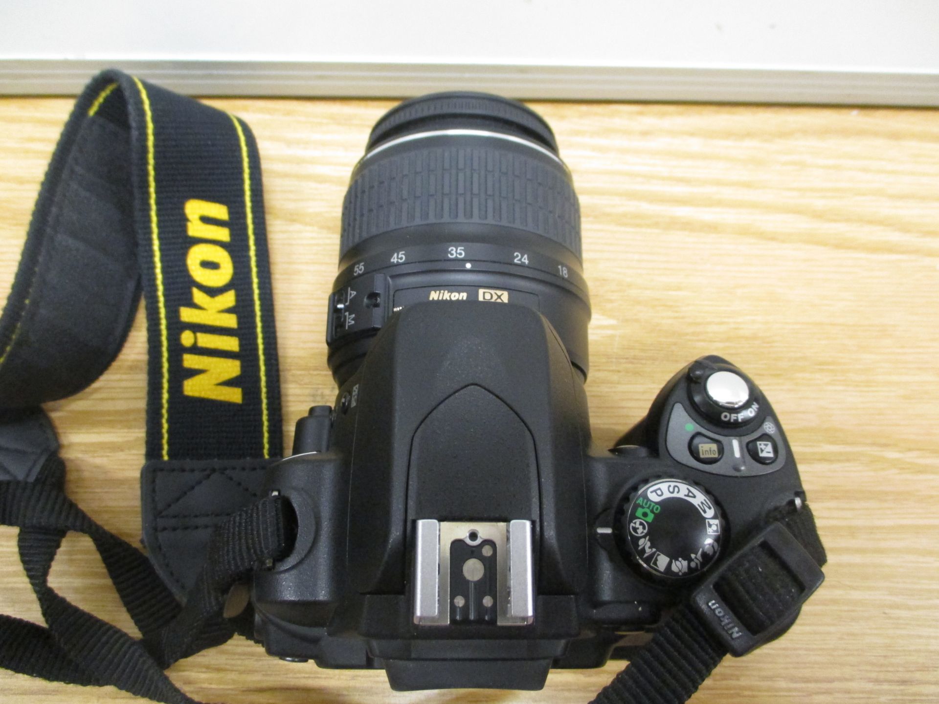 NIkon D40 DIGITAL SLR CAMERA WITH NIKKOR 18-55MM LENS, CHARGER, 2 BATTERIES, 2 X MEMORY CARDS & - Bild 3 aus 5