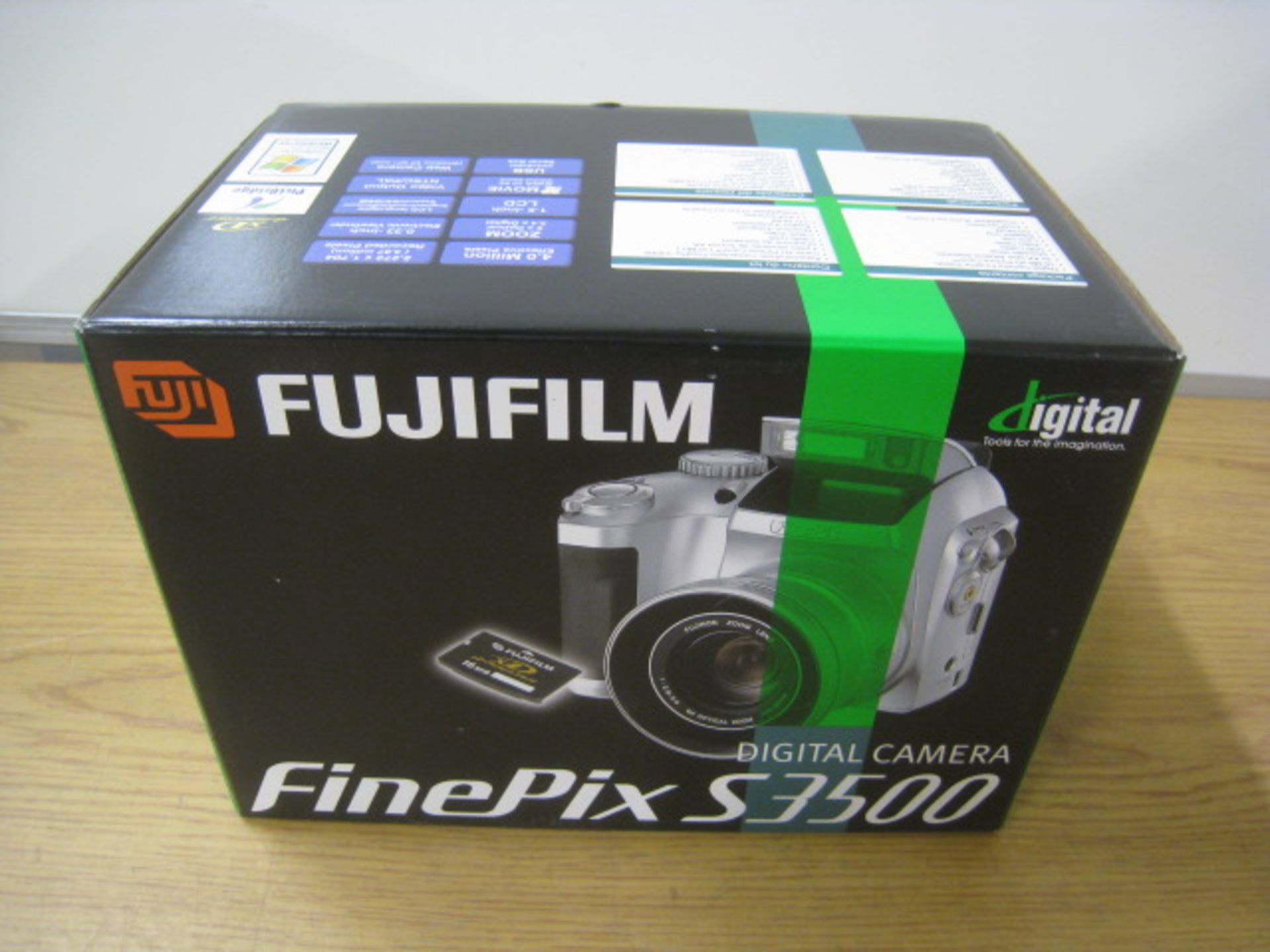 FUJIFILM FINEPIX S3500 DIGITAL CAMERA. NEW AND BOXED